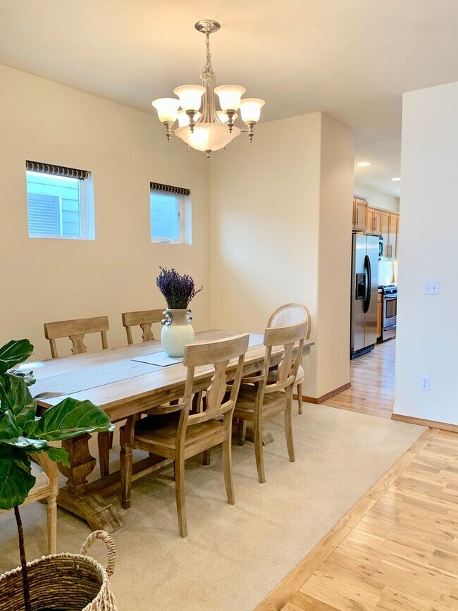 Building Photo - 5 BD home Close to Canyon Park Bothell