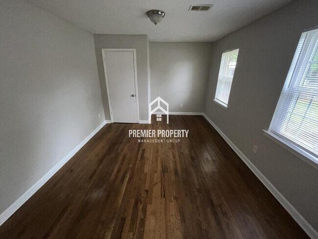 Building Photo - 4604 Deluth - Available Now!