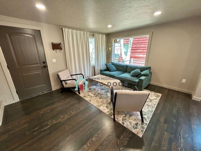 Foto del edificio - Spacious 5 bedroom, 3 bathroom single-family home.