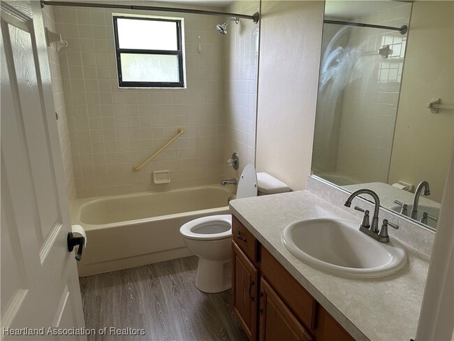 Building Photo - 2531 N Orangewood St