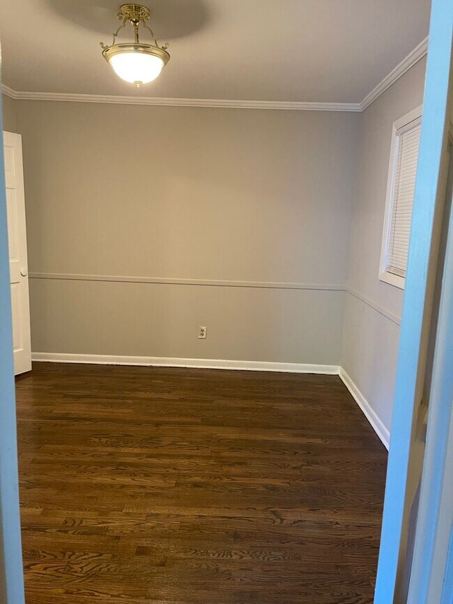 Foto del edificio - Coming Soon! 5 Bedroom + 3 Bath w/a large front and back yard!