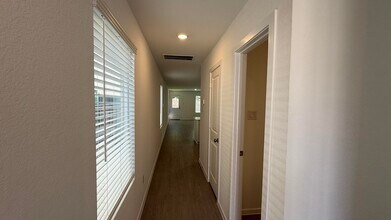 Building Photo - 913 Pertuso Ln