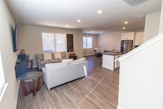 Building Photo - 2221 Middle Rdg Dr