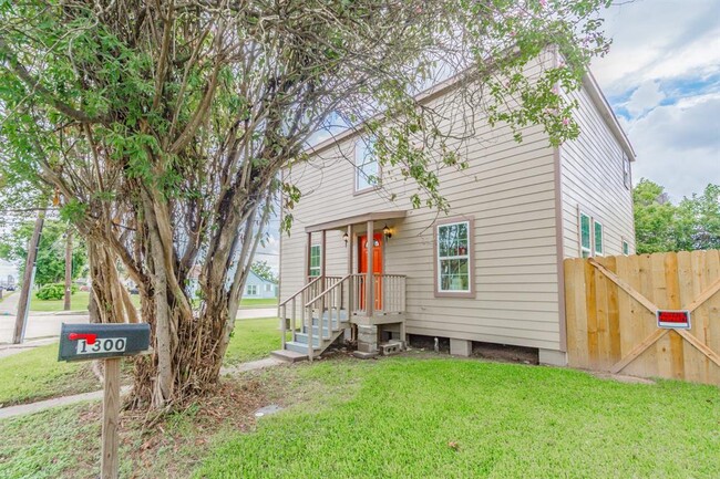 Building Photo - 1300 Cypress St