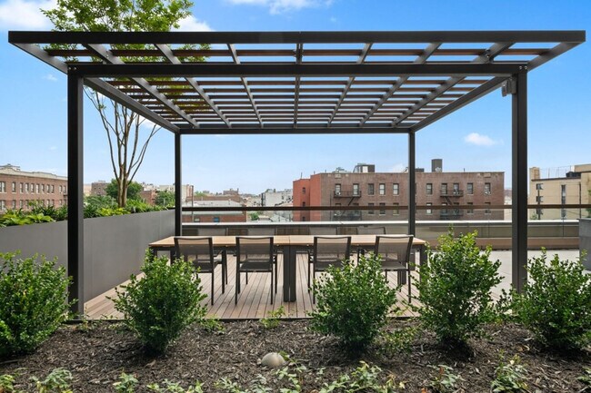 Foto del edificio - 2230 Cropsey Ave