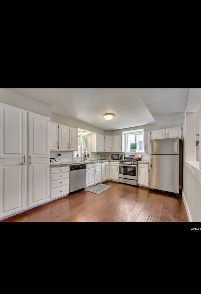 Foto del edificio - ***COMING SOON*** Beautifully Updated Two-Story Home with Detached 2-Car Garage!