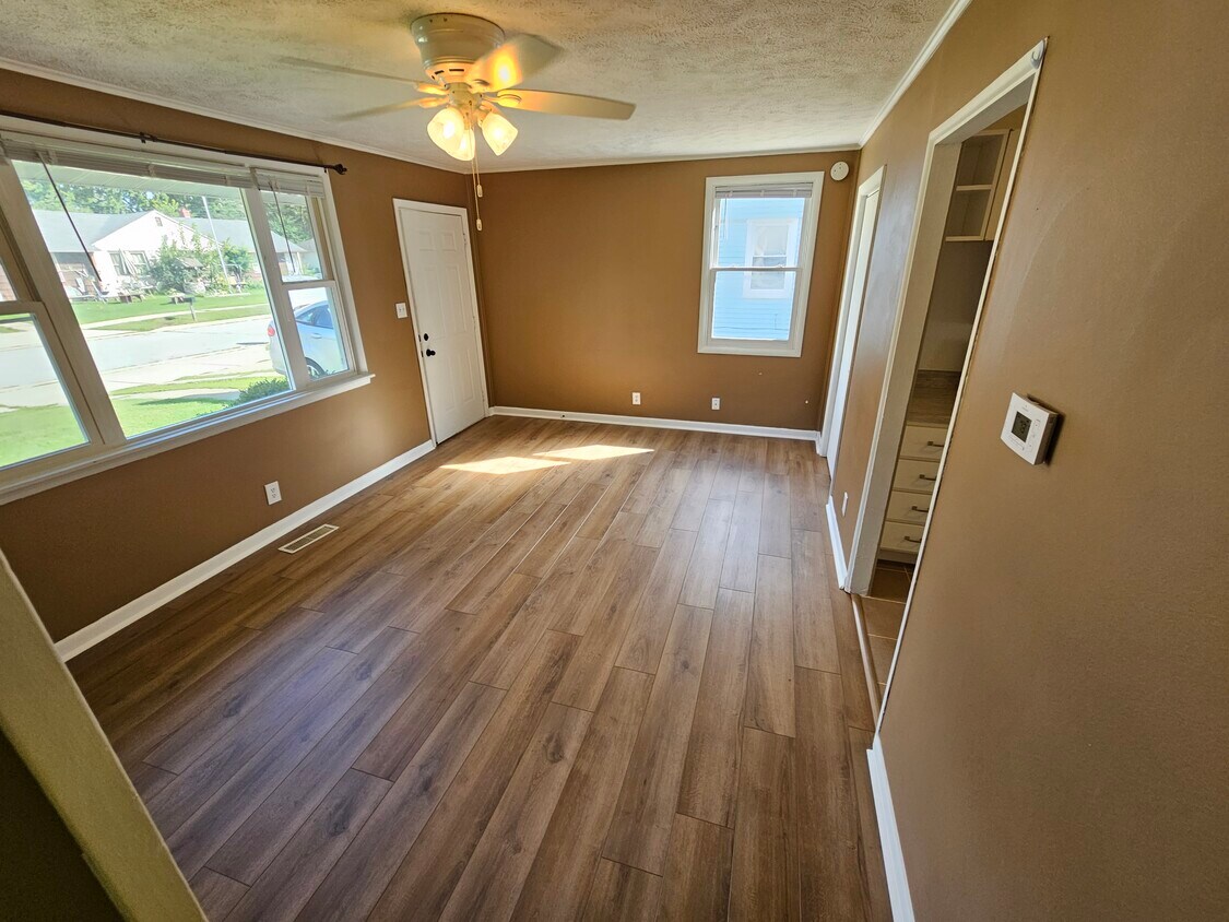 Primary Photo - 2905 Silverbrook Ave