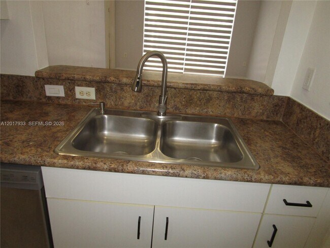 Foto del edificio - 2261 NE 42nd Cir