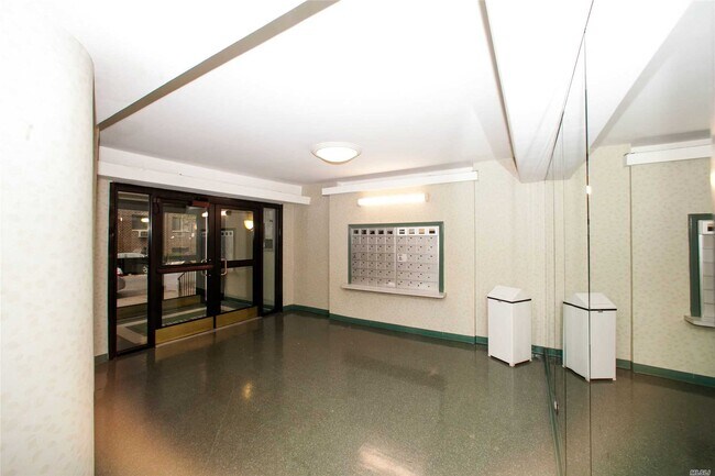 Foto del edificio - 98-40 64th Ave