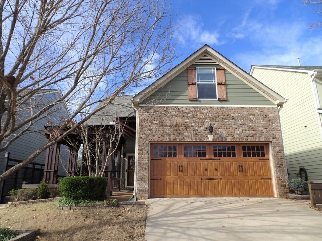 Primary Photo - Prime Newnan location, close to everything...