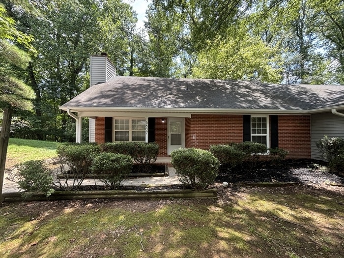 Primary Photo - Newly Updated 2 BR 2 Full Bath Townhome ne...