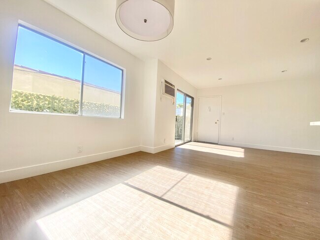 Foto del edificio - 1031 N Harper Ave