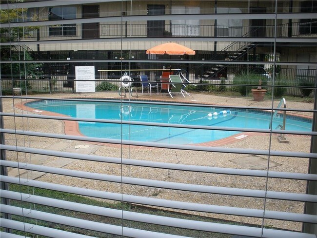 Foto del edificio - 5010 Bowser Ave