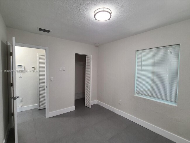 Building Photo - 5555 NE Miami Pl