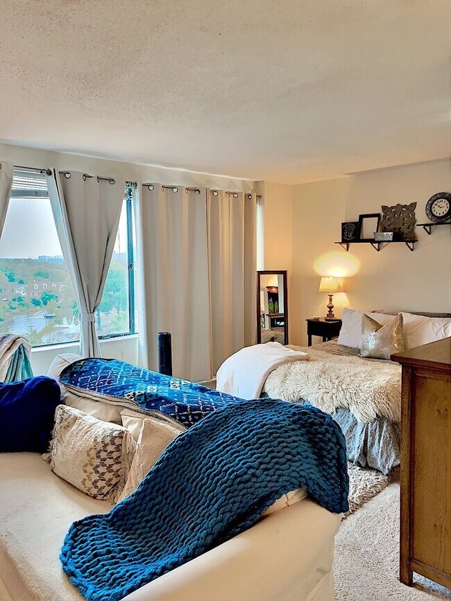Foto del edificio - Great Location, Sunny 8th Floor Studio wit...