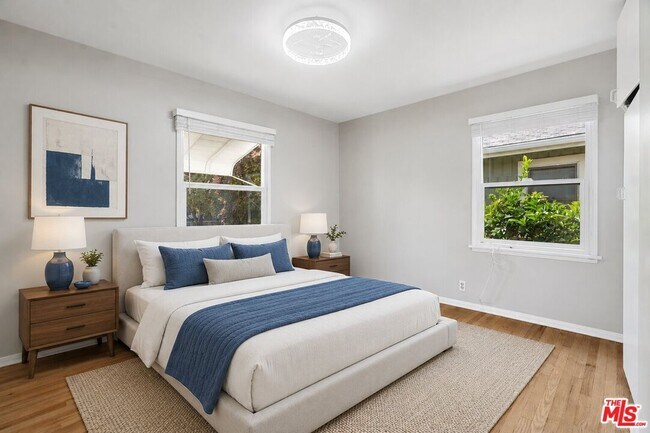 Foto del edificio - 815 Crestmoore Pl