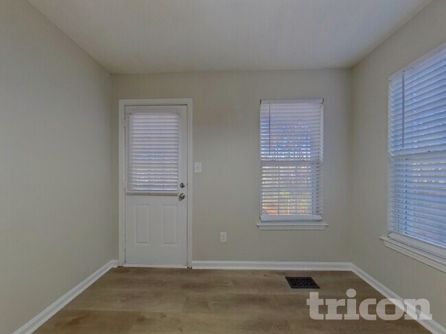 Building Photo - 305 Madeline Way