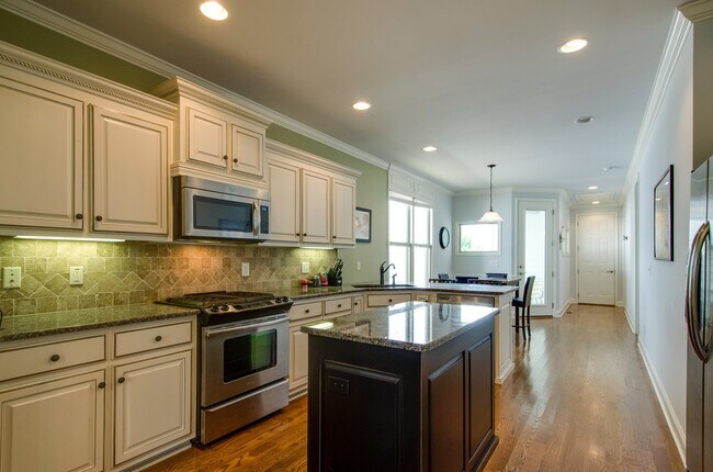 Foto del edificio - 3 Bed, 2.5 Bath with 2 Car Garage; Lots of...