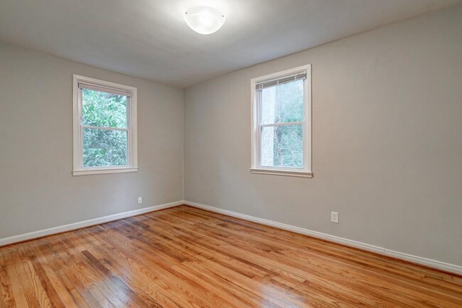 Building Photo - 781 Courtenay Dr NE