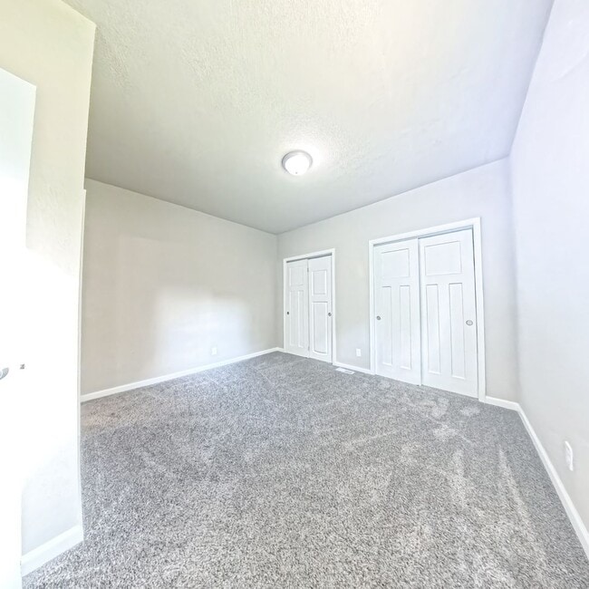 Building Photo - Updated 6 bedroom 2 bathroom home