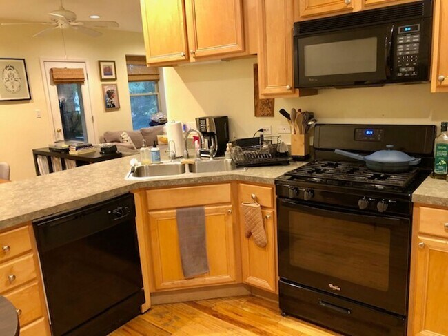 Building Photo - Albany Park Top-Floor Condo One Block to Brown Line Train!
