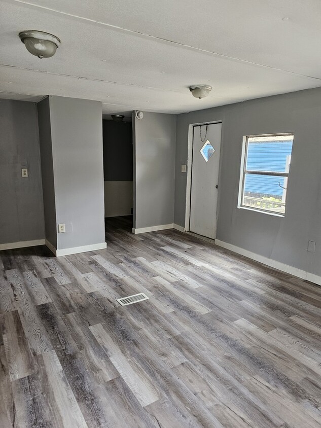 Foto principal - 2 bed 1 bath recent remodel
