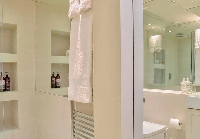 Building Photo - Lovely one bedroom one bath unit.