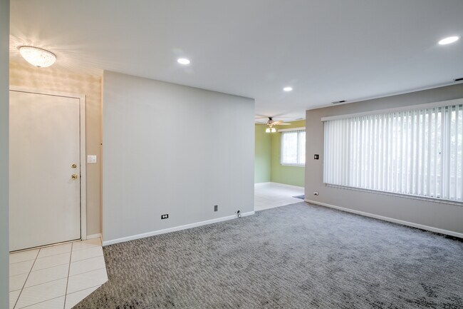 Building Photo - 741 Acorn Ct