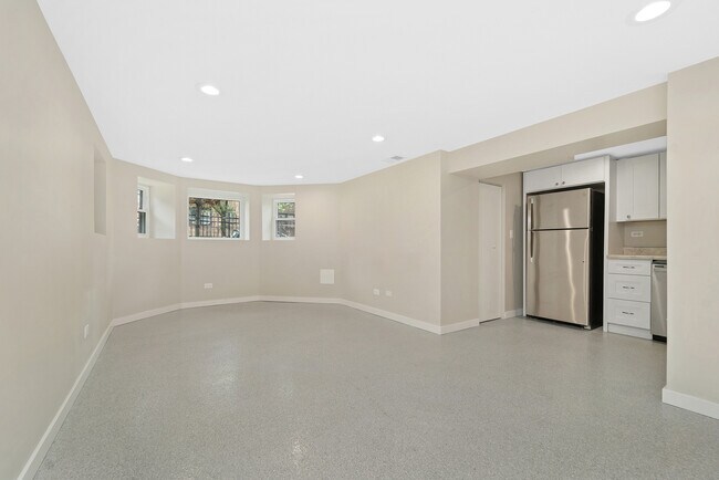 Building Photo - 1341 W Foster Ave
