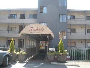 Building Photo - 400 Melrose Ave E