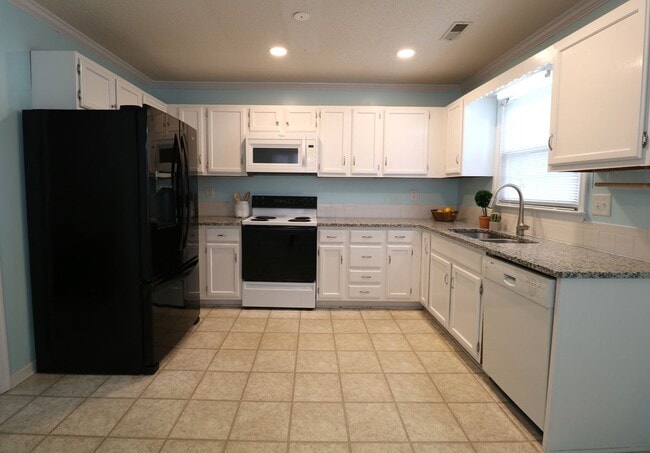 Building Photo - 899 Woodland Trace Dr