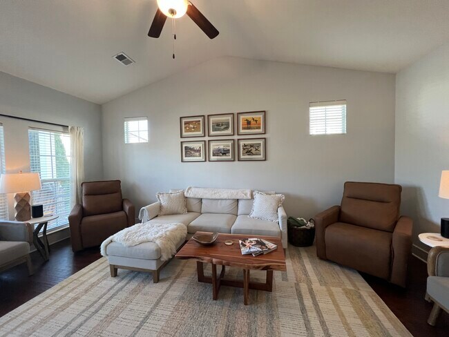 Foto del edificio - 2028 Gracious Dr