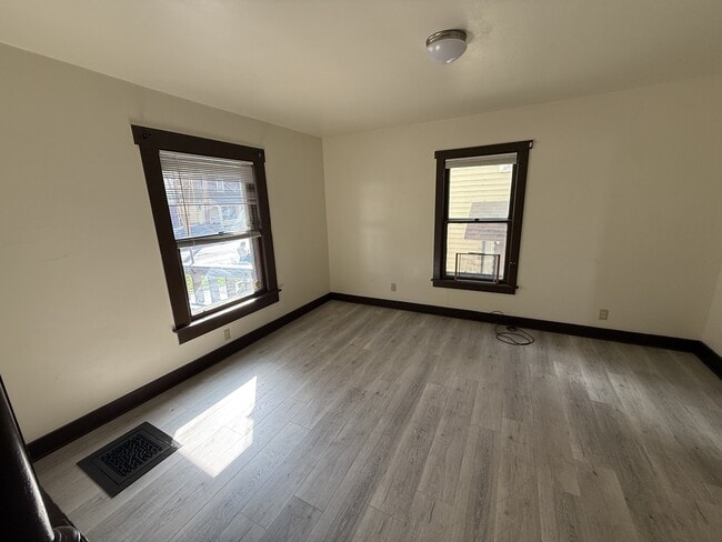Building Photo - 324 S Cayuga St
