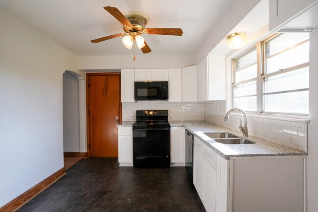 Foto del edificio - 43 Hilltop Rd