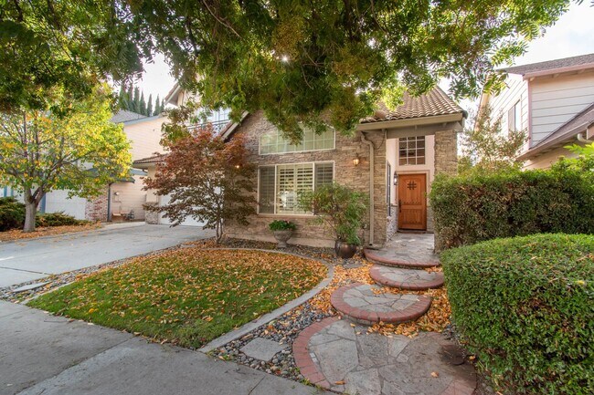 Foto del edificio - Spacious and remodeled 2 story home. Beaut...