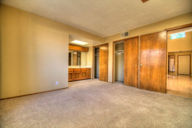 Building Photo - 2133 Brentwood Park Dr NE