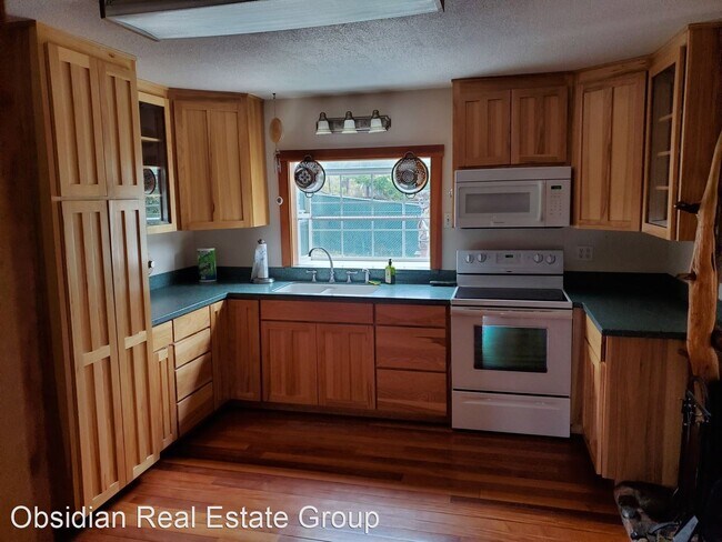 Building Photo - 3 br, 1 bath House - 314 NE High Street