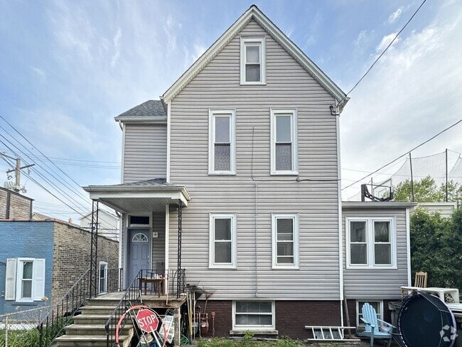 Building Photo - 1935 W Berteau Ave