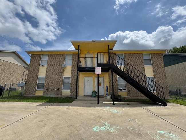 Building Photo - 1712 Benttree Dr