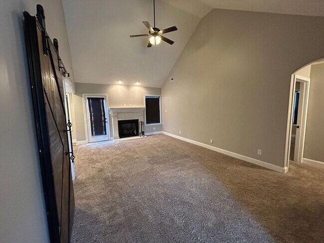 Foto del edificio - Lovely 3 Bed 2 Bath With a Workshop/ Fence...