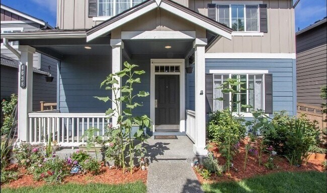 Building Photo - Large 4 bedroom home-Pet friendly!
