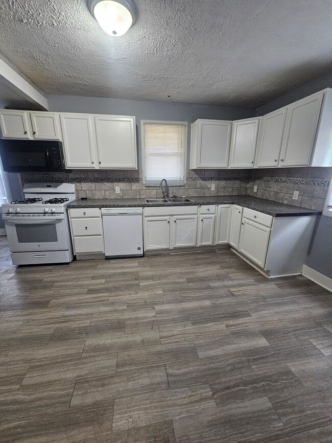 Building Photo - MOVE IN SPECIAL! There is a $25 fee per application and everyone over 18 needs to fill out their ...
