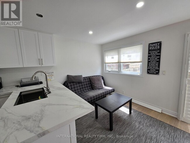 Building Photo - 261 Soudan Ave