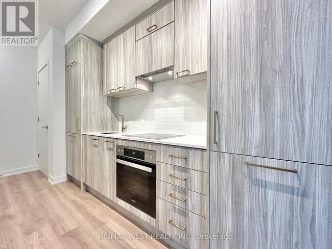 Building Photo - 634 Church St