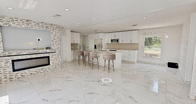 Foto del edificio - 720 N Riverside St