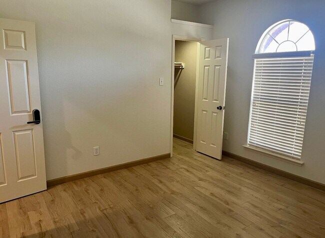 Building Photo - 610 Butternut Dr