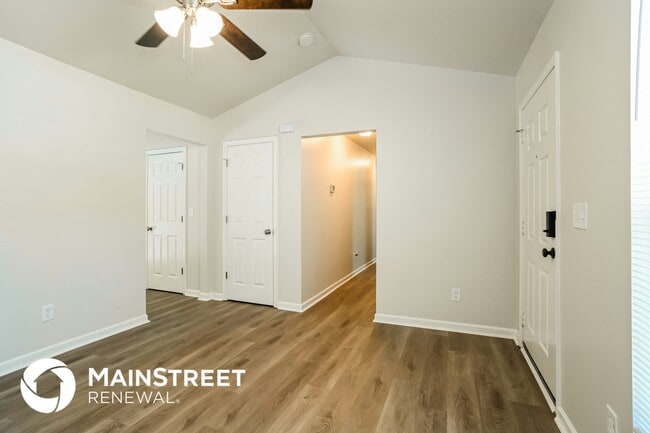 Building Photo - 5945 Hamilton Oaks Dr