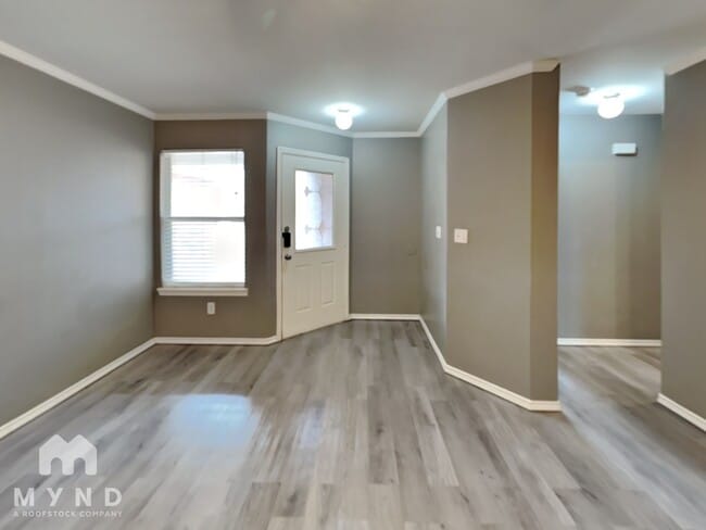 Building Photo - 528 N Brentwood Ave