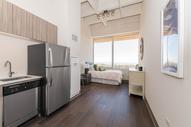 Interior Photo - 820 South Michigan