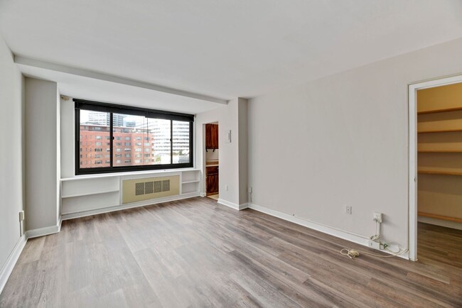 Building Photo - Spacious & Bright Studio at River Place East